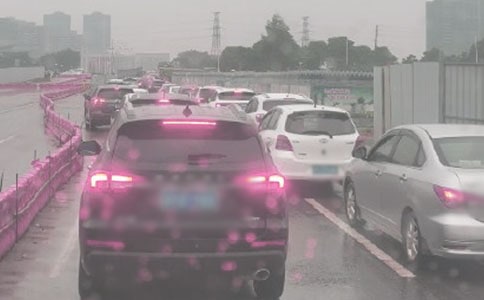 手動(dòng)擋車(chē)堵車(chē)駕駛技巧