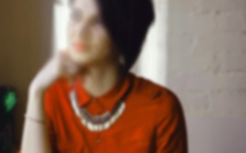 女人理財?shù)姆椒?/></p>

<h2>
	　　女人理財?shù)姆椒?/h2>
<p>
	<strong>　　1、儲蓄，占收入三分之一：</strong></p>
<p>
	　　首先每個月固定拿出收入的三分之一用作儲蓄，這部分錢可用于吃穿住行，買生活用品、請客吃飯等事項。這些是女性生活中不可或缺的部分，可以滿足最基本的生活物質(zhì)需求。這部分錢由于需要及時使用，你也可以買貨幣基金或者放到互聯(lián)網(wǎng)理財產(chǎn)品中，能隨用隨取，還有微薄的收入，何樂而不為呢?</p>
<p>
	<strong>　　2、保障，占收入三分之一：</strong></p>
<p>
	　　保險是可以依靠的男人</p>
<p>
	　　在許多女人眼里，保險是女人最放心的依賴，是一位從來不會背叛的情人。她從來不會像負(fù)心的`男人一樣，扔下女人不管，風(fēng)風(fēng)雨雨中總是靜靜地陪著，永遠(yuǎn)是一個溫暖的懷抱照顧呵護(hù)著你。</p>
<p>
	　　在很多女人看來，鉆石讓生活充滿詩意，保險讓生活得到保證。在廣州和上海許多女孩子既愛鉆石，更愛保險，如同男人既愛江山更愛美人一樣，保險在女人眼里是實在的，平時可當(dāng)作強制性儲蓄(養(yǎng)老型保險)，把錢管牢;一旦生病住院時可以報銷醫(yī)藥費，減少家庭損失(醫(yī)療保險);萬一發(fā)生意外時，大筆按揭貸款有人償還(意外保險);投資時可以獲得穩(wěn)定的收益，沒有半點損失，而且免交所得稅(分紅型保險)，這種滿足感，是對女人最大的幫助。</p>
<p>
	　　在臺灣，女人對自己個人金融資產(chǎn)的投入興趣比例為：購保險56%，存款52%，投資26%。在日本，聰明的女人選擇男朋友里要&ldquo;三高&rdquo;，一要為在產(chǎn)，意味著小伙子會讀書智商好。二要身材高，意味著將來&ldquo;種子&rdquo;比較好。三要保障高，意味著男朋友家庭有錢又有愛心和責(zé)任。女人自己也認(rèn)為往往在談戀愛時最會迷失方向，但對安全和金錢考慮并不比男人差，在單位里管財務(wù)的女人比男人多就可見一斑。</p>
<p>
	<strong>　　3、投資理財方面，占收入三分之一：</strong></p>
<p>
	　　收入的三分之一可以買投資理財產(chǎn)品，讓自己有限的資金獲得最大的增值。由于女性風(fēng)險承受能力弱，因此，理財師認(rèn)為女性理財最好購買一些固定收益類的理財產(chǎn)品，如銀行理財產(chǎn)品、分紅保險、貨幣基金、P2P固定收益類產(chǎn)品等。購買理財產(chǎn)品，切勿一味地追求高收益，看清產(chǎn)品本質(zhì)，讀懂理財說明書后再買也不遲。</p>
<p>
	　　最后，女性理財最重要的一點就是投資自己，要不斷地充電，如邊工作邊考研;或者提升自己的工作技能;學(xué)習(xí)一門外語等等，讓自己得到提升的同時，工資也不斷地上漲，自己的生活質(zhì)量也將有所提高。</p>
<script>s(