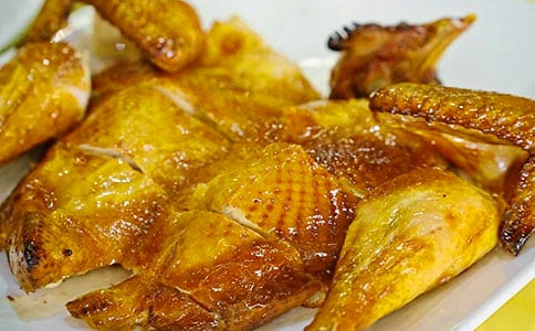 日式照燒雞腿飯?jiān)趺醋?/></p><p>　<strong>　提示：</strong></p><p>　　湯汁不要收盡，留一些拌飯。雞腿骨也不要仍，俺都是放冰箱里儲(chǔ)存，等攢多了可以和雞爪一起熬湯，有美容的功效。</p><p>　　<strong>用料</strong></p><p>　　雞腿兩只</p><p>　　<strong>做法</strong></p><p>　　雞腿去骨后，用刀在雞腿肉上橫切幾刀不切斷，以免煎的時(shí)候雞腿回縮。</p><p>　　鍋中倒油，油熱后下姜蒜片熗鍋。</p><p>　　將雞腿肉皮朝下放入鍋中略煎。</p><p>　　然后翻面煎，煎至兩面金黃，皮脆。</p><p>　　倒入調(diào)味汁，小火燜15分鐘，出鍋切塊即可。</p>
<script>s(